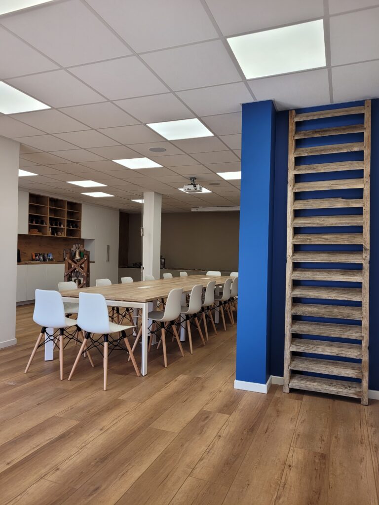 Salle de réunion de l'entreprise Art Camp à Morieux